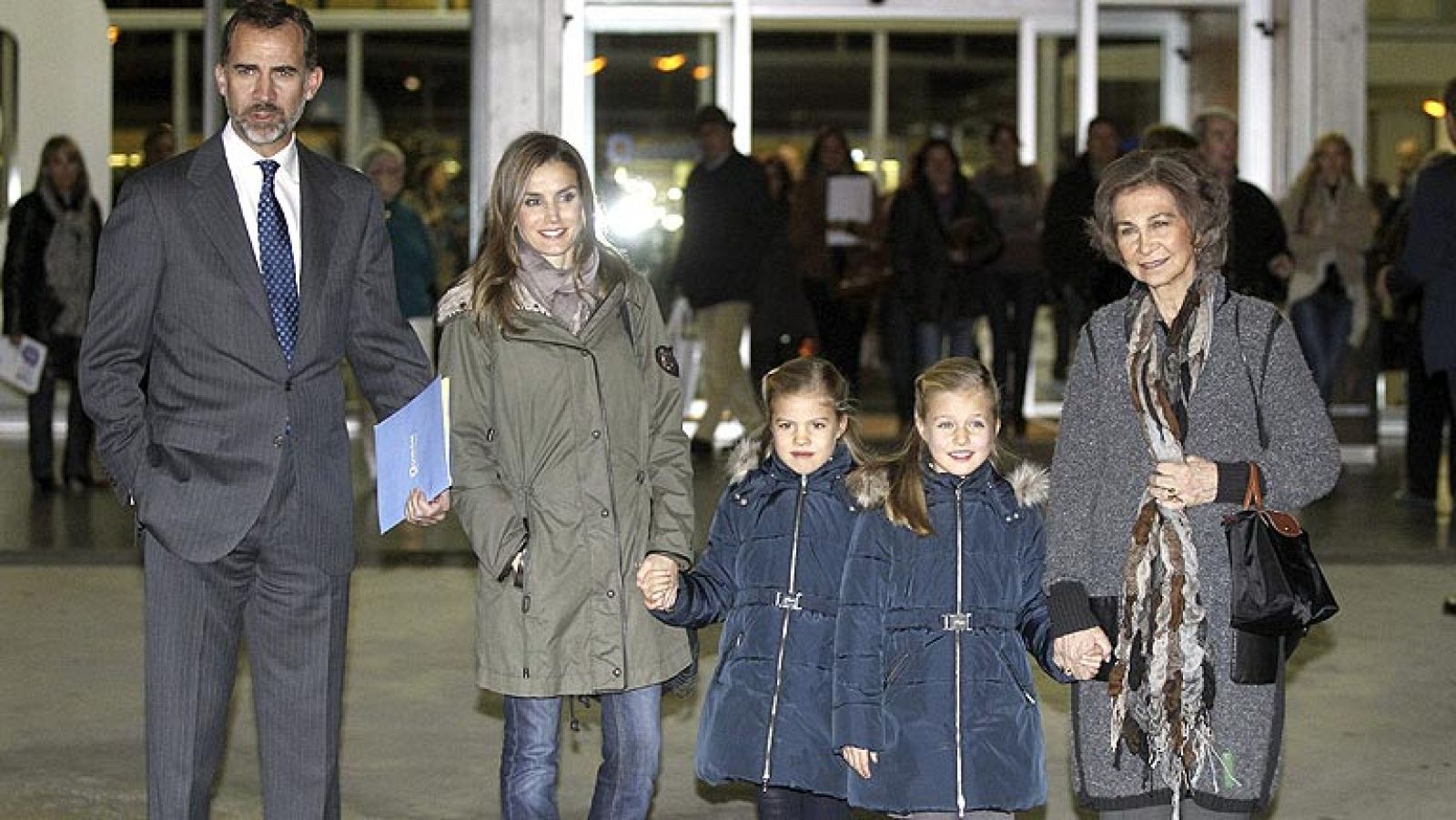 El rey recibe la visita de los príncipes y sus hijas | Ver