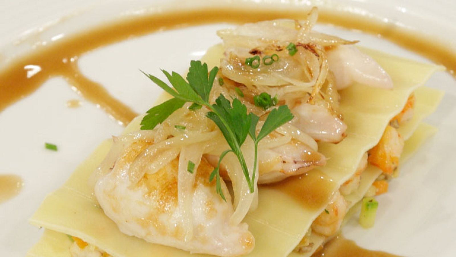 Lasaña de chipirones encebollados con salsa al vino