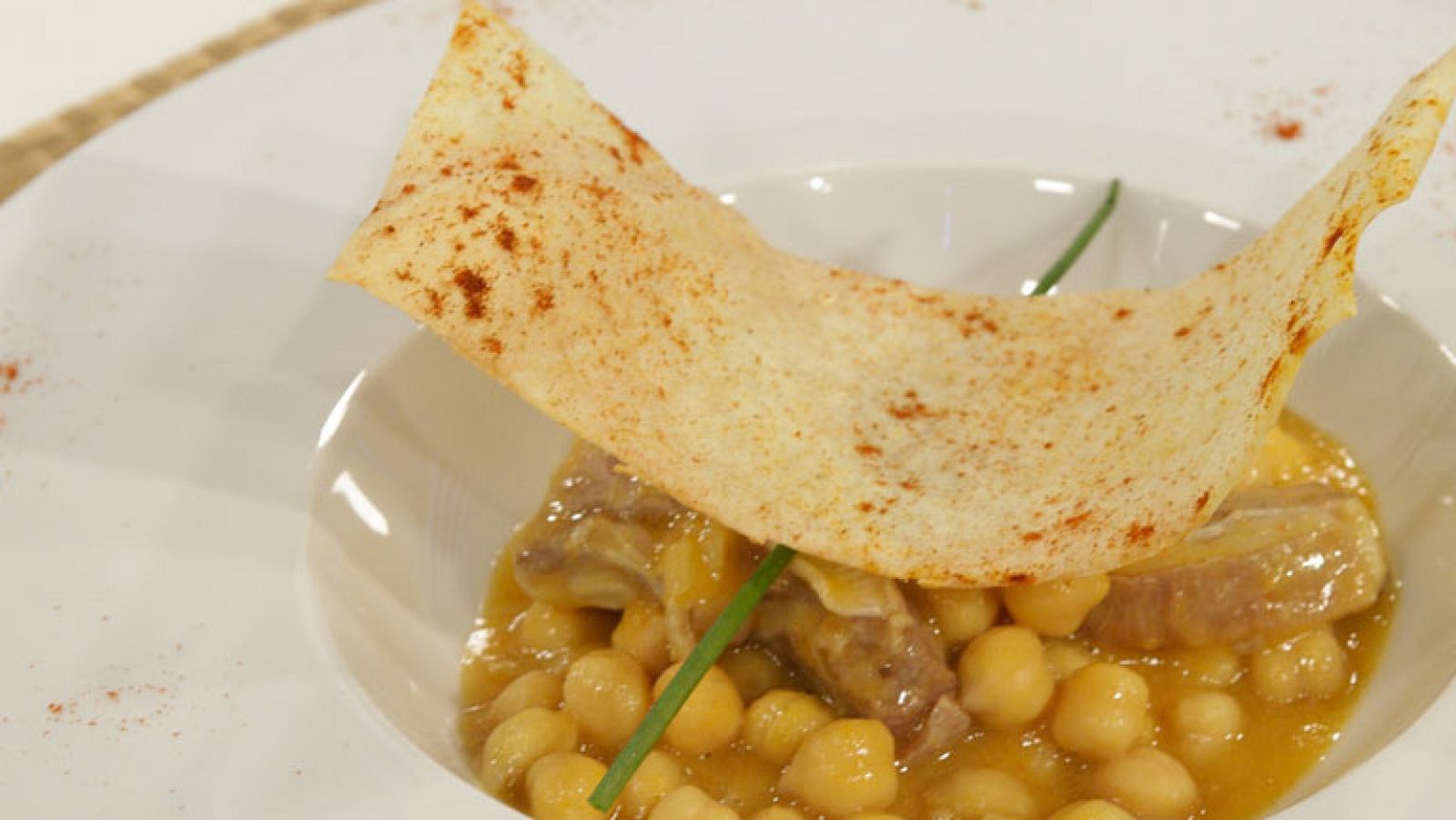 Falda de cordero estofada con garbanzos