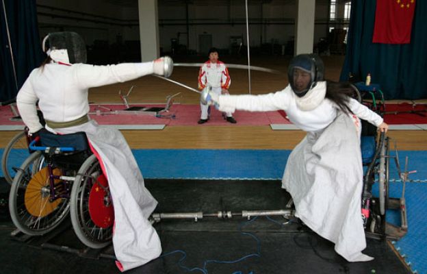  - Practicando esgrima paralímpico