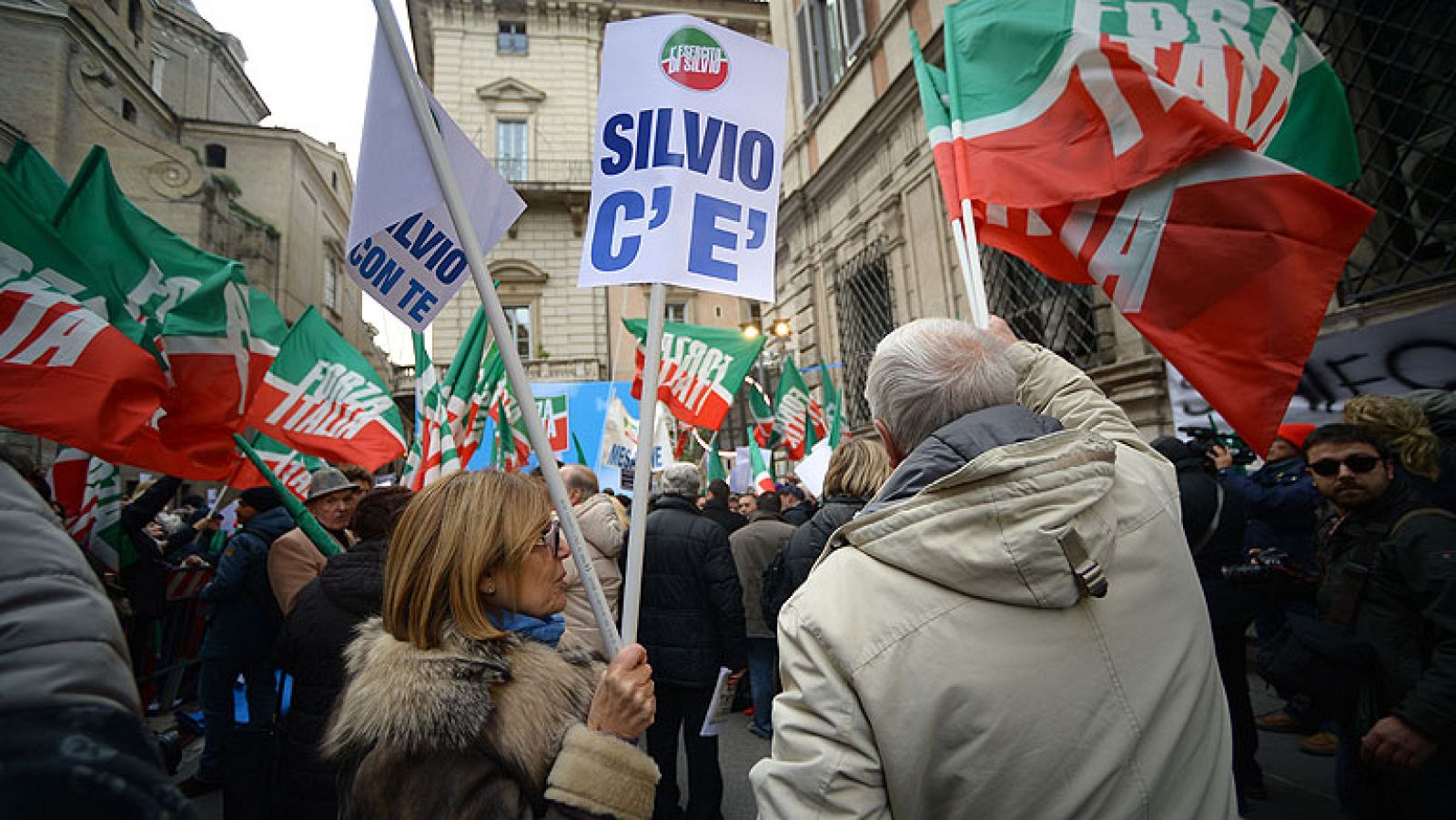 Partidarios de Berlusconi se manifiestan ante la votación de su expulsión del Senado | Ver