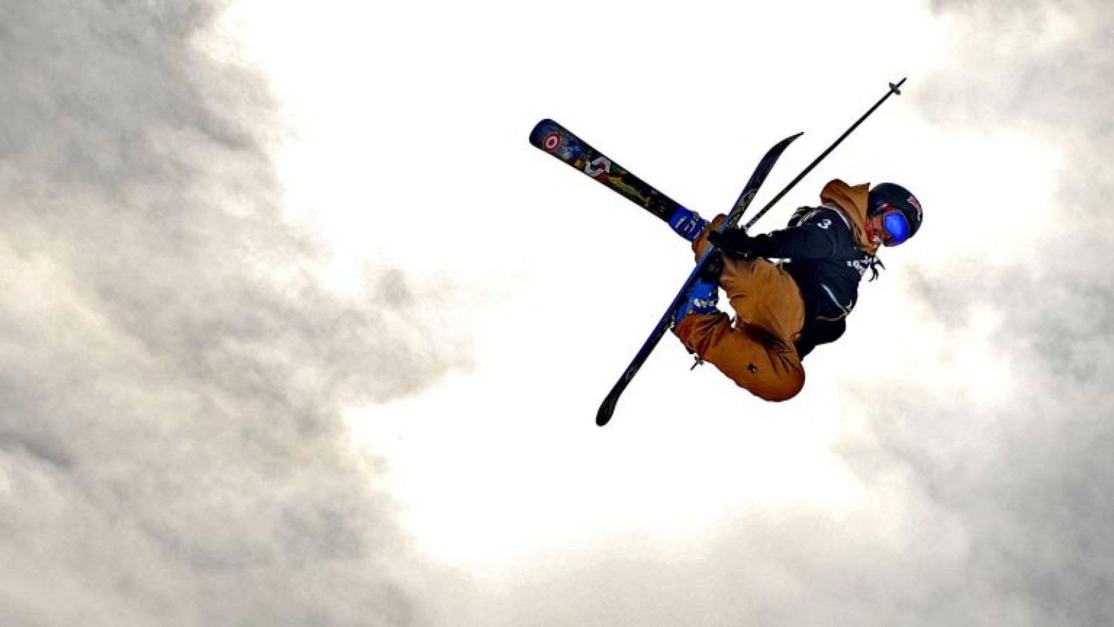 Sierra Nevada presenta esta temporada 2013-14 significativas novedades en las principales zonas esquiables de la estación. Un nuevo área familiar en Borreguiles, una alfombra mecánica más en Principiantes y nuevos sectores en el Snowpark Sulayr const