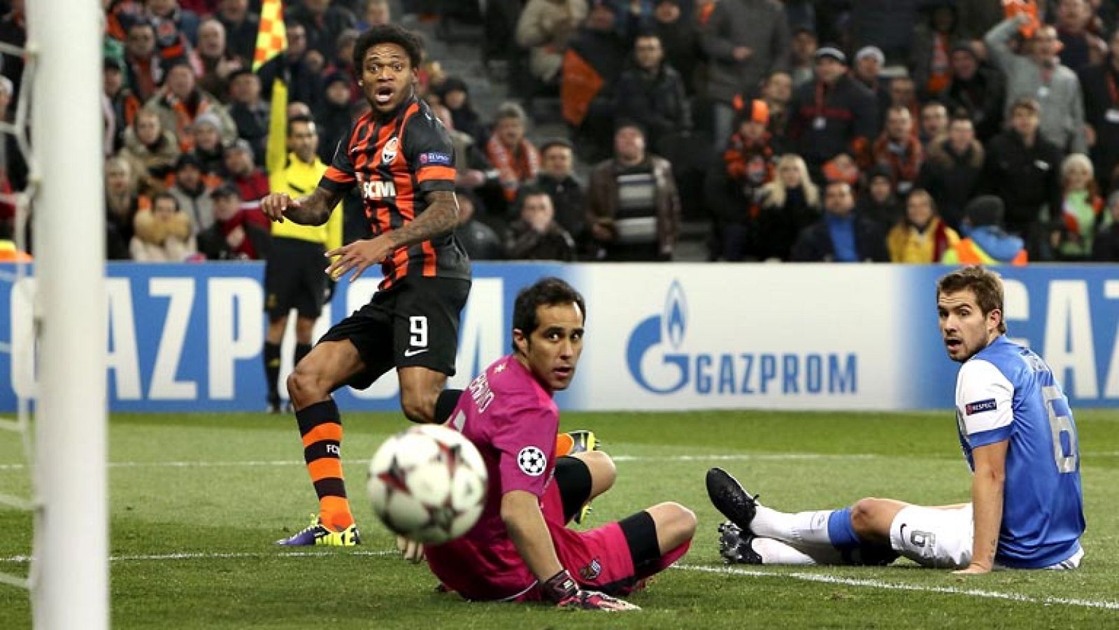 El delantero brasileño del Shakhtar Luiz Adriano ha adelantado a su equipo ante la Real Sociedad (1-0), sorprendiendo a la defensa tras un saque de esquina.