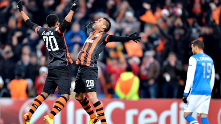 Champions League - Douglas mata el partido con un obús (3-0)