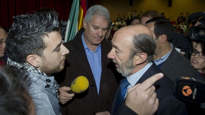 Rubalcaba suspende su conferencia en la Universidad de Granada por las protestas del 15M