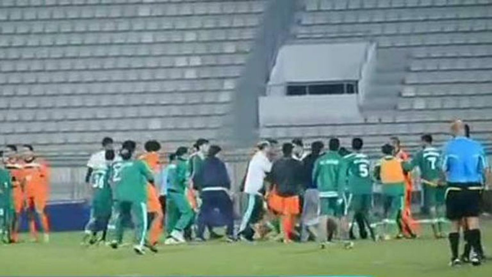 Pelea multitudinaria en el fútbol kuwaití | Ver