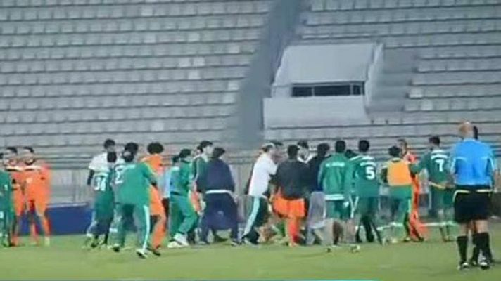 Telediario 1 - Pelea multitudinaria en el fútbol kuwaití
