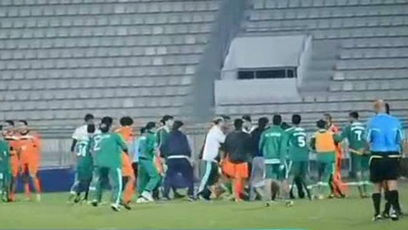 Pelea multitudinaria en el fútbol kuwaití | Ver