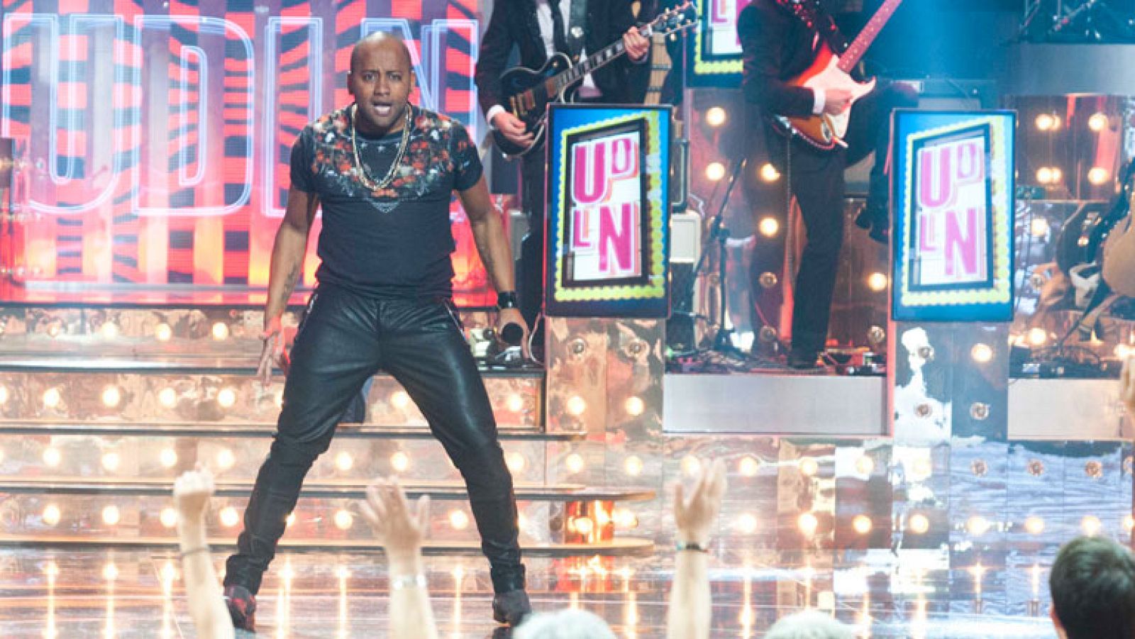 Uno de Los Nuestros - Frederlyn canta "Chiquilla"