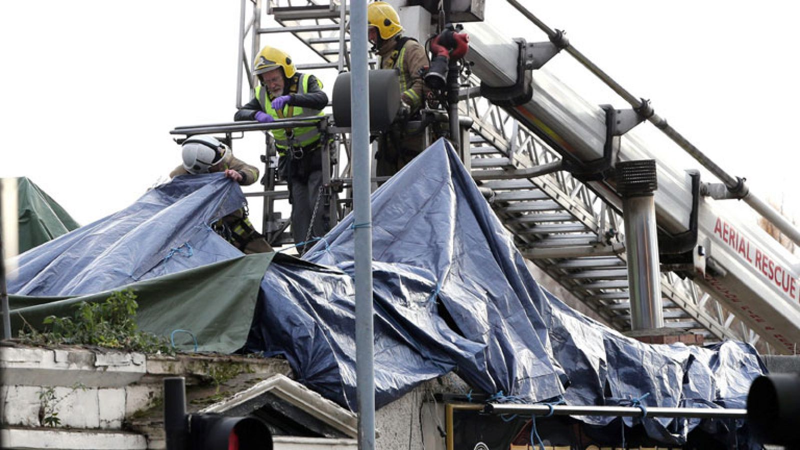 Al menos un muerto y 32 heridos en un accidente aéreo en Glasgow