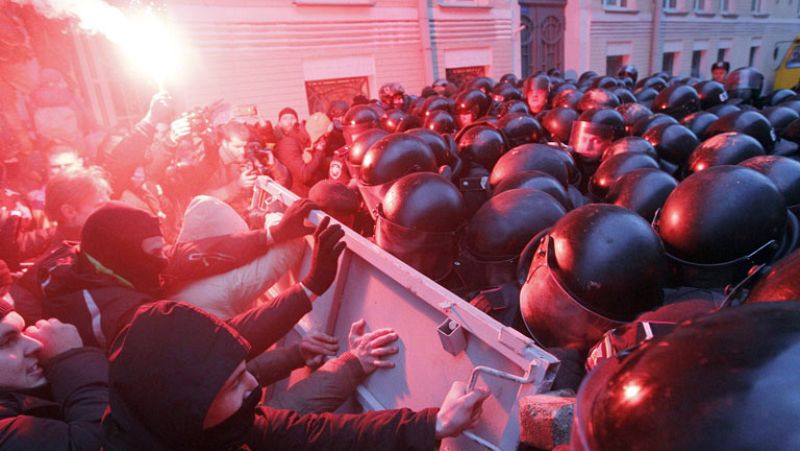 La oposición ucraniana pide calma ante la violencia de las protestas contra el Gobierno en Kiev