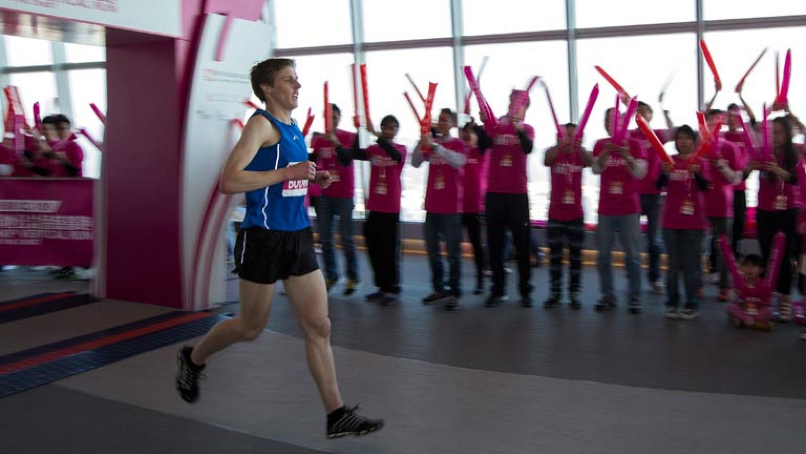 Carrera vertical en el edificio más alto de Hong Kong | Ver