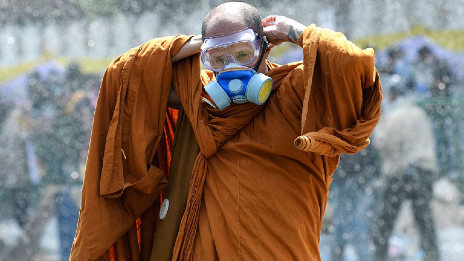 El Gobierno de Tailandia ha ofrecido negociación y ha prometido que la policía no utilizará la fuerza contra los manifestantes. Pero las fuerzas de seguridad han vuelto a usar gases lacrimógenos