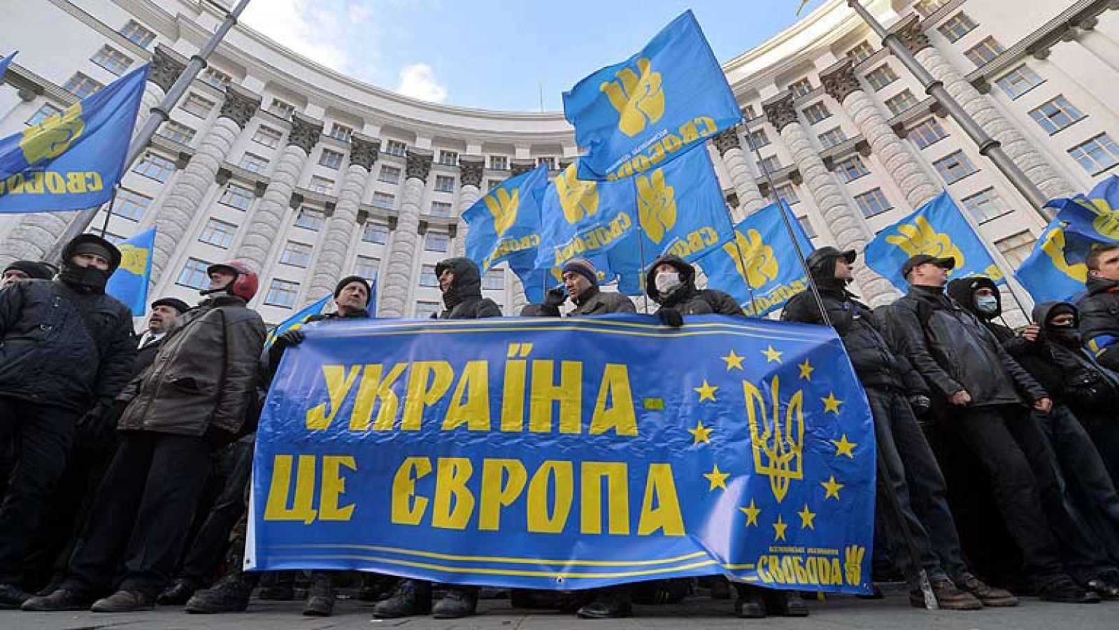 La oposición ucraniana bloquea la sede del Gobierno en Kiev