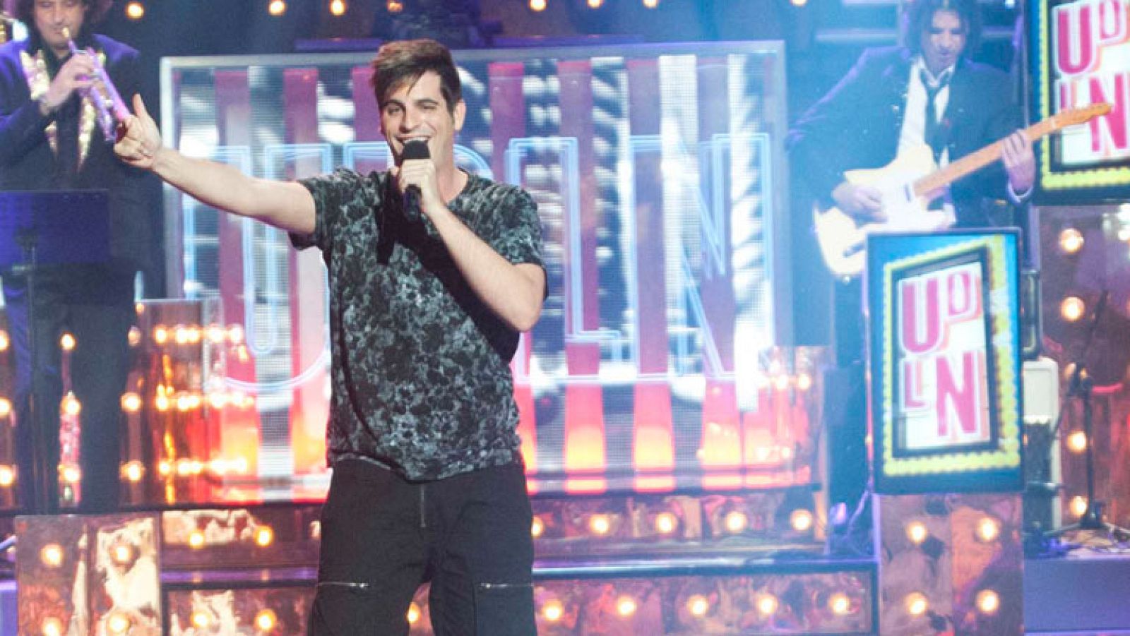 Edu Cayuela canta "La raja de tu falda"