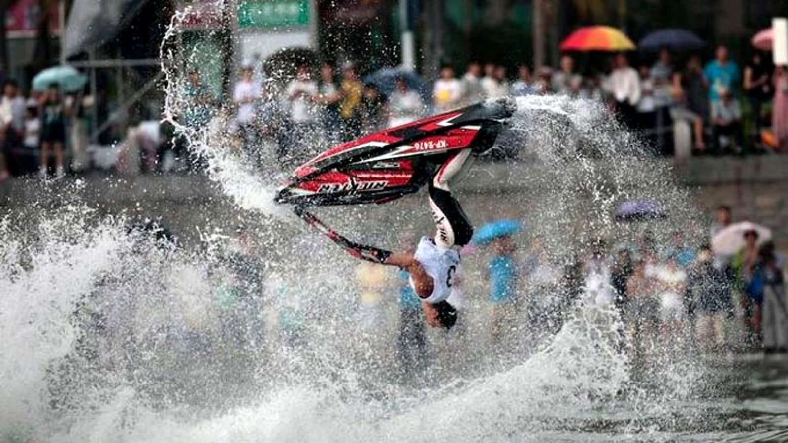 Es la última prueba del mundial de motos de agua, el Gran Premio de Abu Dabi. Hubo carreras en varias categorías. Lo que más nos ha llamado la atención ha sido el freestyle, donde los mejores son los hermanos eslovenos Florjancic.