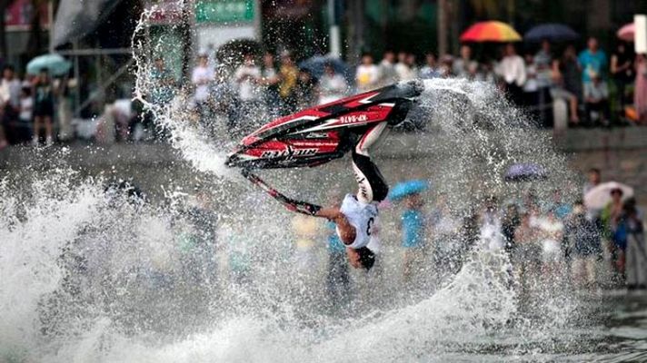 Telediario 1 - Acrobacias con una moto de agua en Abu Dabi