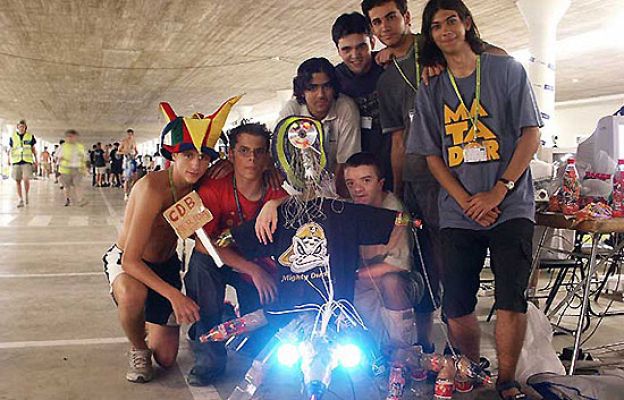 Ciencia y tecnología en Rtve.es - Cibervoluntarios en la Campus 2002