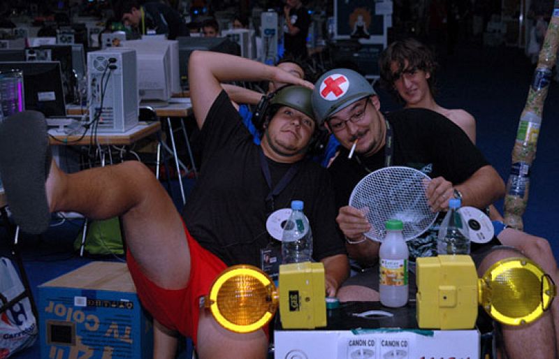 La polémica de la piratería llega a la Campus (2004)