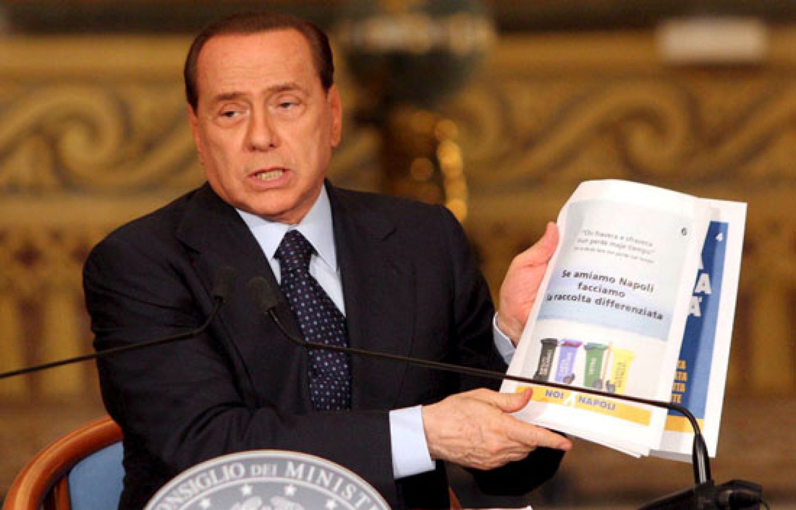 Berlusconi pone fin a la huelga de basuras en Nápoles | Ver