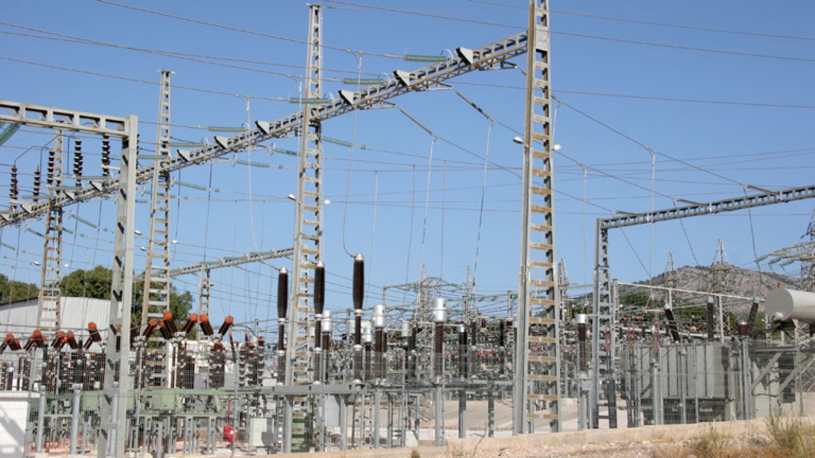 Gobierno y empresas eléctricas negocian un acuerdo para que se emita deuda con cargo al déficit de tarifa | Ver