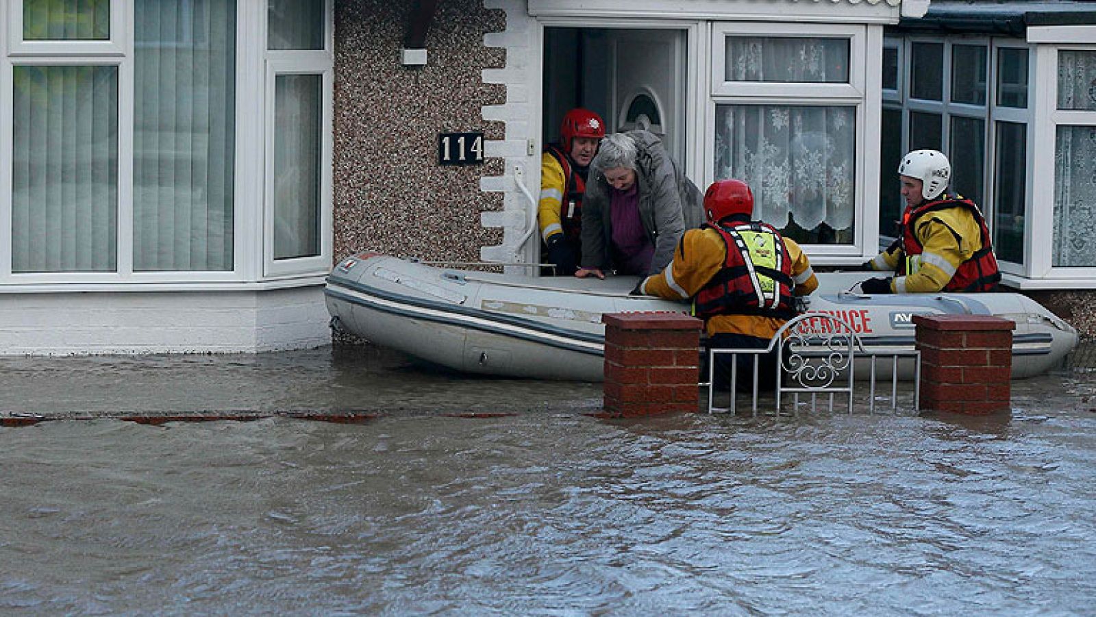 Una 'ciclogénesis explosiva' causa estragos en Reino Unido y se dirige a Alemania - Informativo 24h | Ver