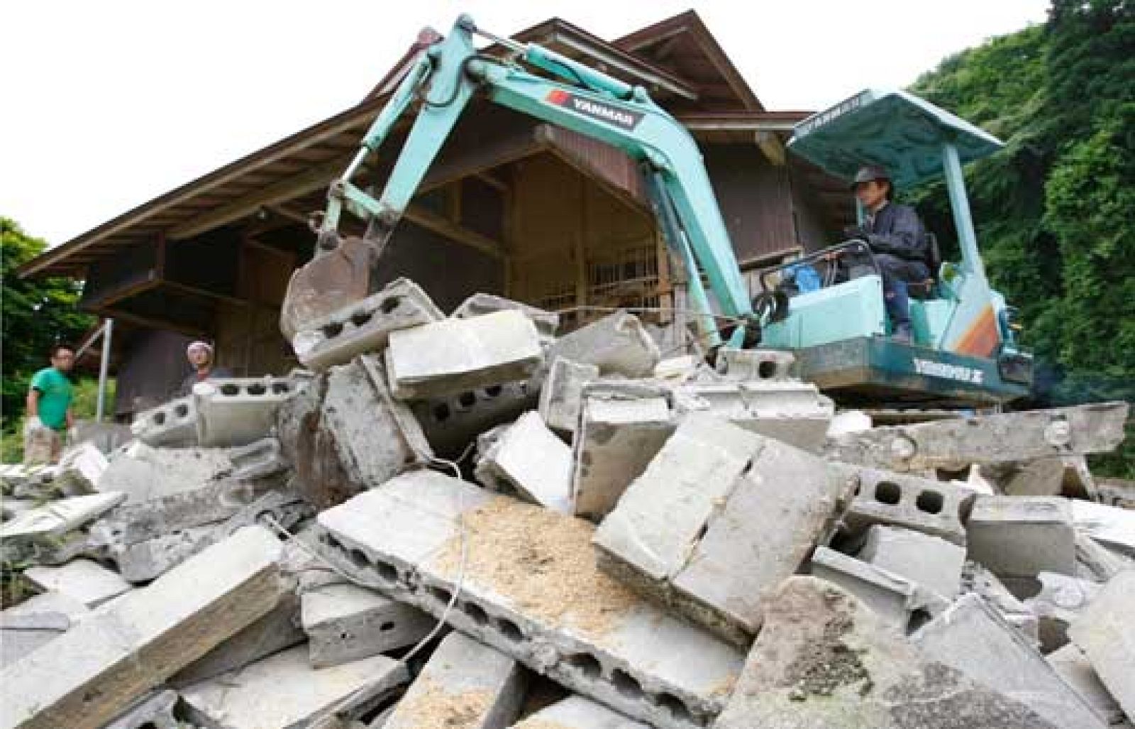 Un terremoto de casi 7 grados en la escala de Ritcher ha hecho temblar de nuevo a Japón y han tenido que activar la alerta por Tsunami.