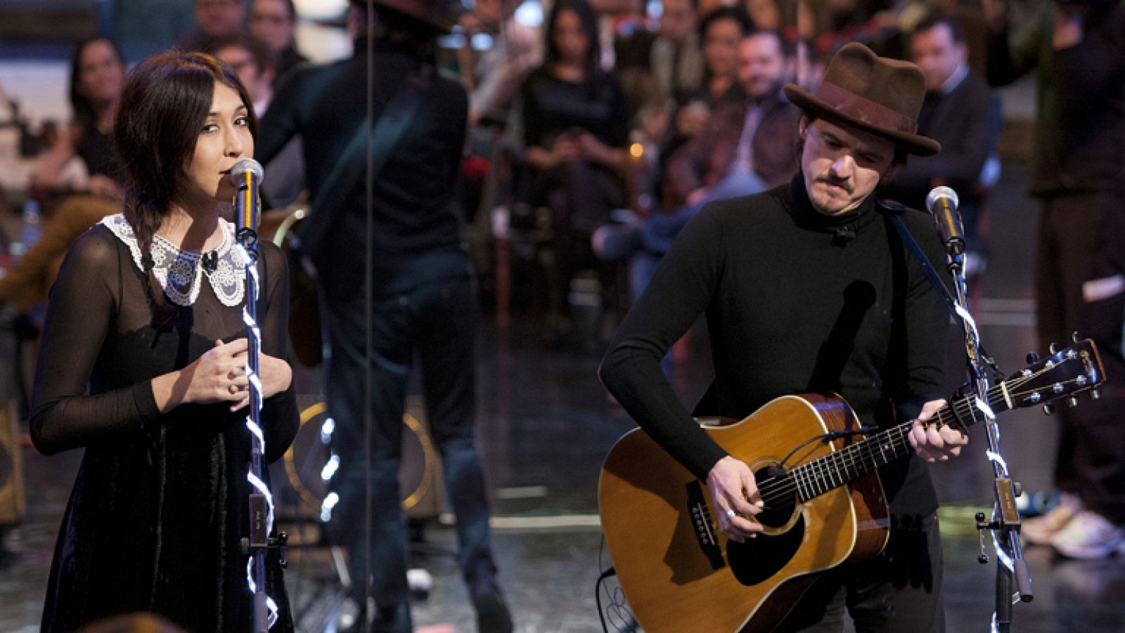 Entrevista y actuación: Coque Malla y Anni B. Sweet cantan "No puedo vivir sin ti" - Ver ahora