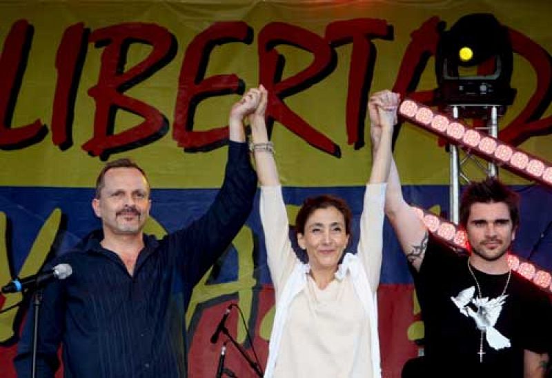 Betancourt pide 'libertad para todos' en un concierto en París