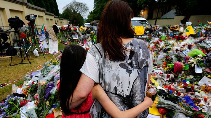 Telediario 1 - Los niños de Soweto despiden al 'tata' Mandela