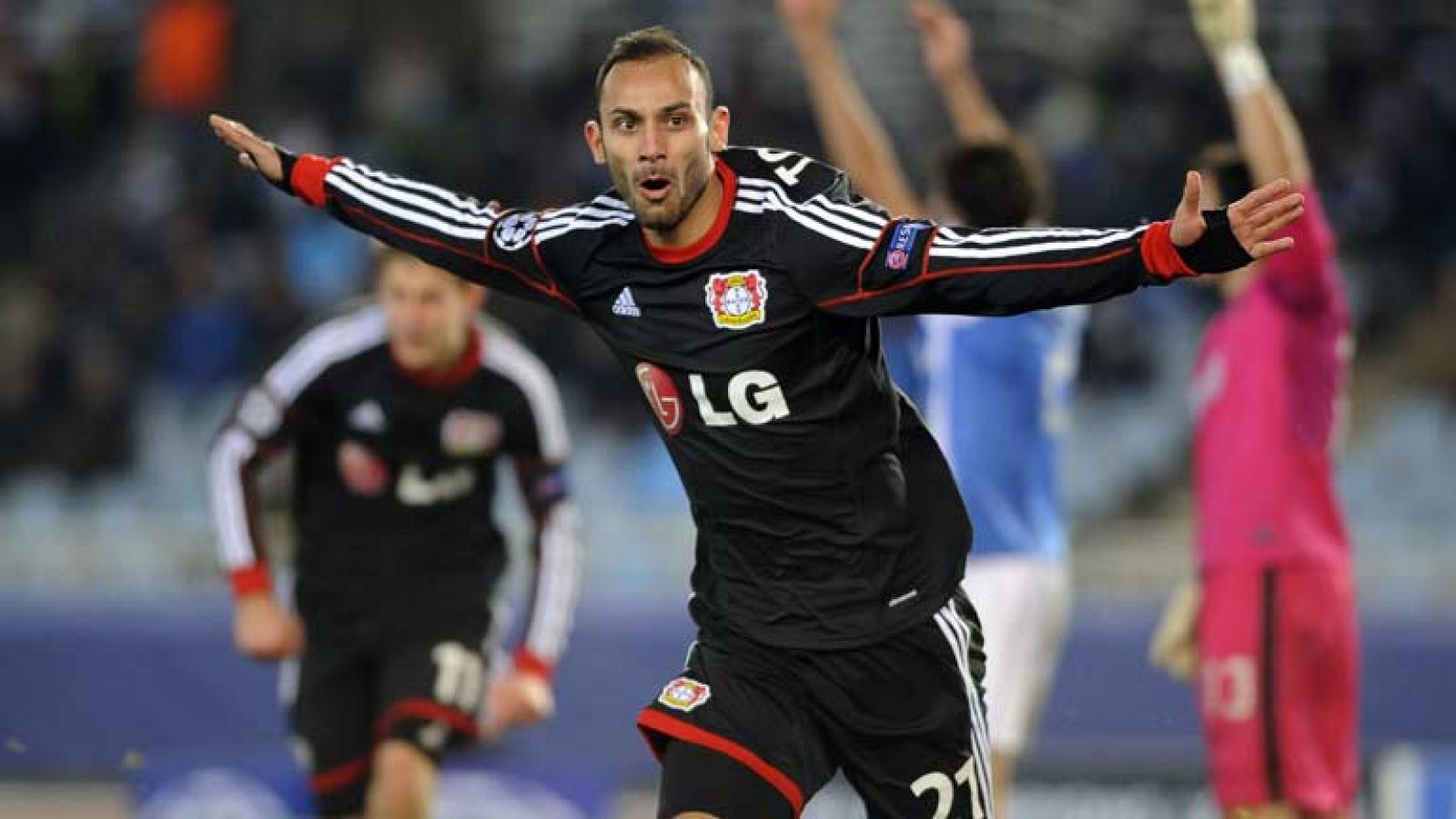 El jugador del Bayer Leverkusen Toprak ha adelantado a su equipo ante la Real Sociedad en el minuto 49 de juego, al aprovechar un balón muerto tras un saque de córner.