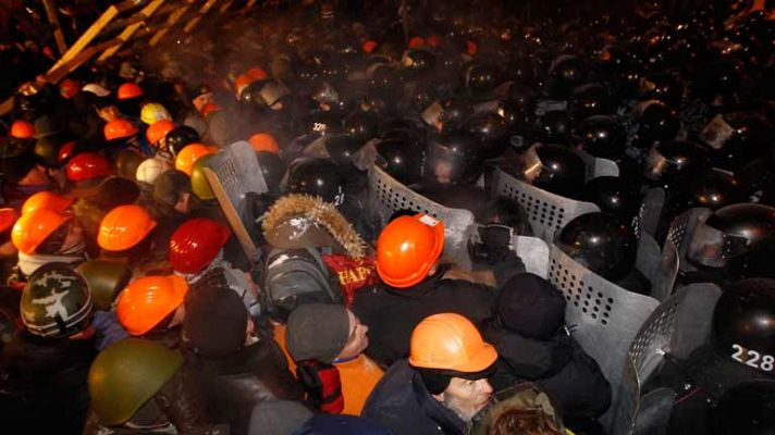 Informativo 24h - La policía desaloja a los manifestantes en Kiev en plena visita de Ashton