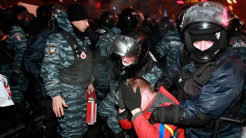 La Policía trata de desalojar los manifestantes en la Plaza de la Independencia en Kiev