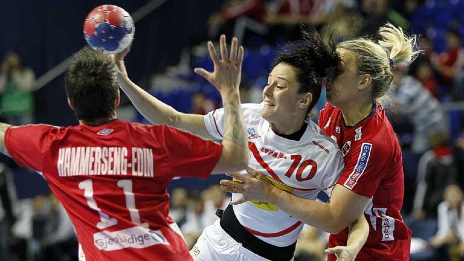 La selección española femenina de balonmano ratificó, pese a la derrota encajada por 22-20 ante la todopoderosa Noruega, su condición de aspirante a todo en el Mundial de Serbia, tras un brillante debut, en el que España obligó a las campeonas olímpi
