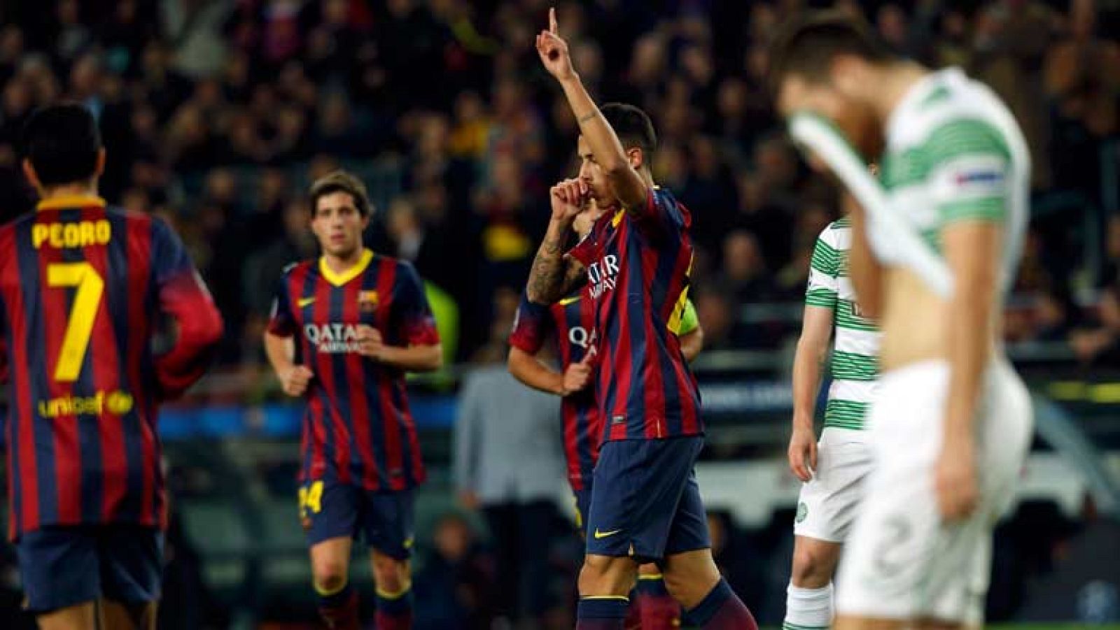 El delantero del Barcelona Cristian Tello ha marcado el 6-0 de su equipo ante el Celtic de Glasgow, con la ayuda de un defensor escocés, en quien ha pegado el balón antes de alojarse en la portería.
