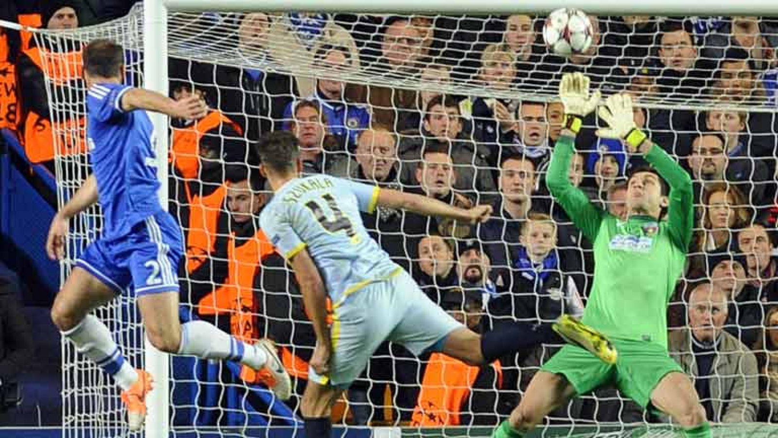 En Stamford Bridge, el Chelsea se impuso al Steaua de Bucarest por la mínima (1-0) gracias a un gol en propia meta de Georgievski, que no pudo evitar el contacto de Demba Ba, por lo que aseguró la primera posición del grupo E por delante del Schalke