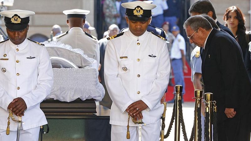La capilla ardiente de Nelson Mandela continúa abierta por segundo día