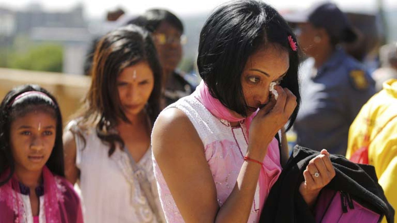 Largas colas para visitar la capilla ardiente de Mandela en Pretoria