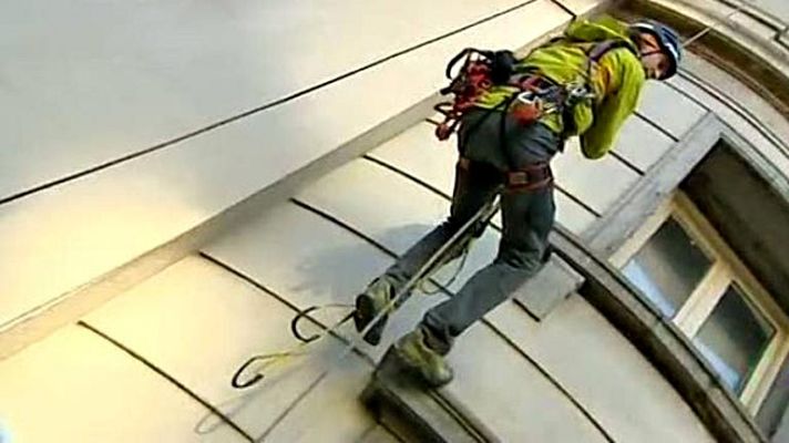 Telediario 1 - Colgado de la fachada para promocionar el Mendi Film Festival