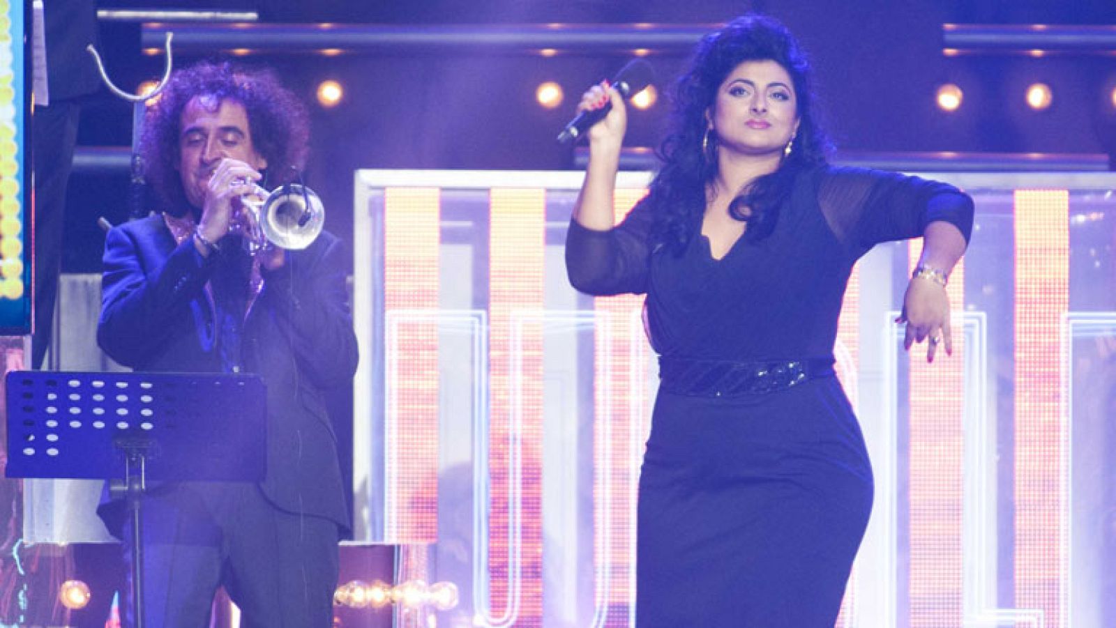 Uno de Los Nuestros - Aurora Salazar canta "A-ba-ni-bi"