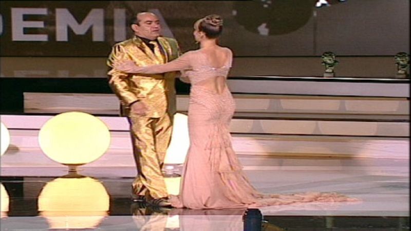 Jos Corbacho y Elsa Pataky - Besos por Navidad | Ver