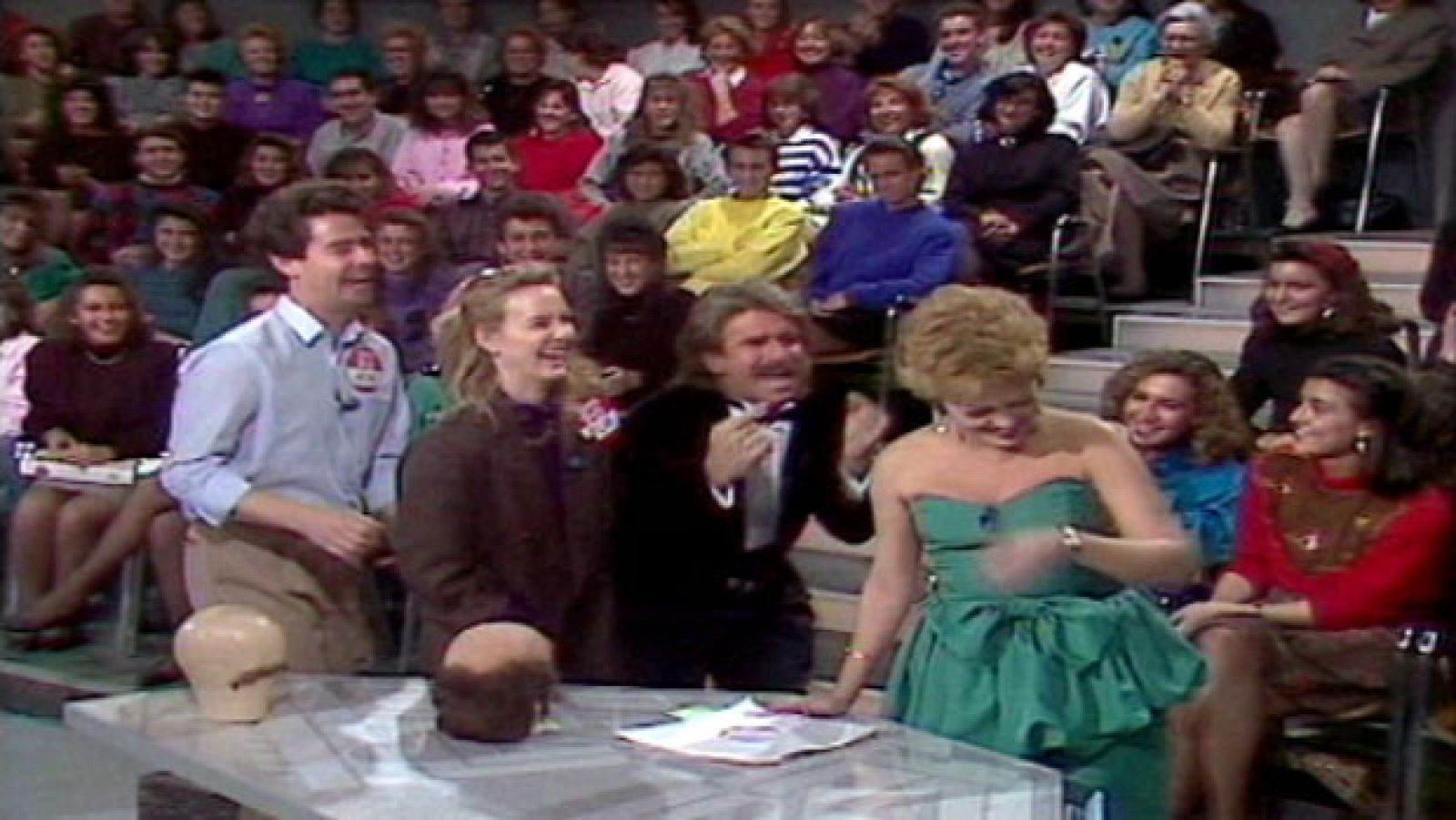 Mayra y Bigote Arrocet en 'Un, dos tres' - Besos por Navidad | Ver