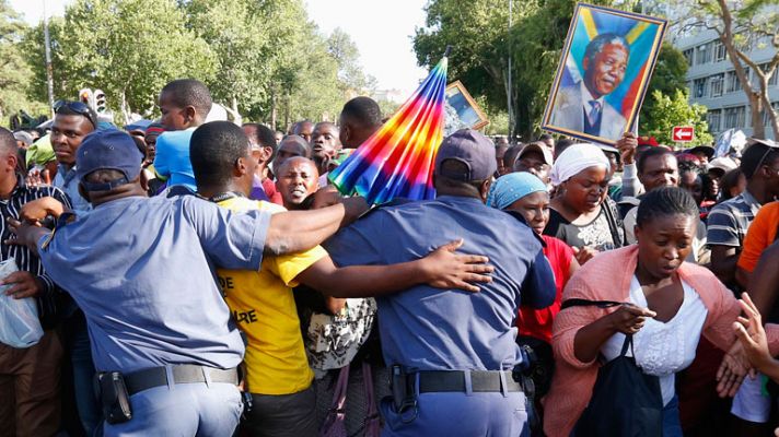 Telediario 1 - El clan de Mandela prepara el ritual del entierro de Mandela en Qunu