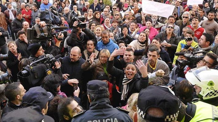 Informativo 24h - Los vecinos de Alcalá de Guadaíra piden más ayudas para las familias necesitadas