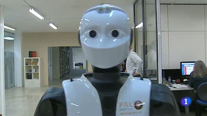 Telediario 1 - El robot catalán que anda y sube escaleras