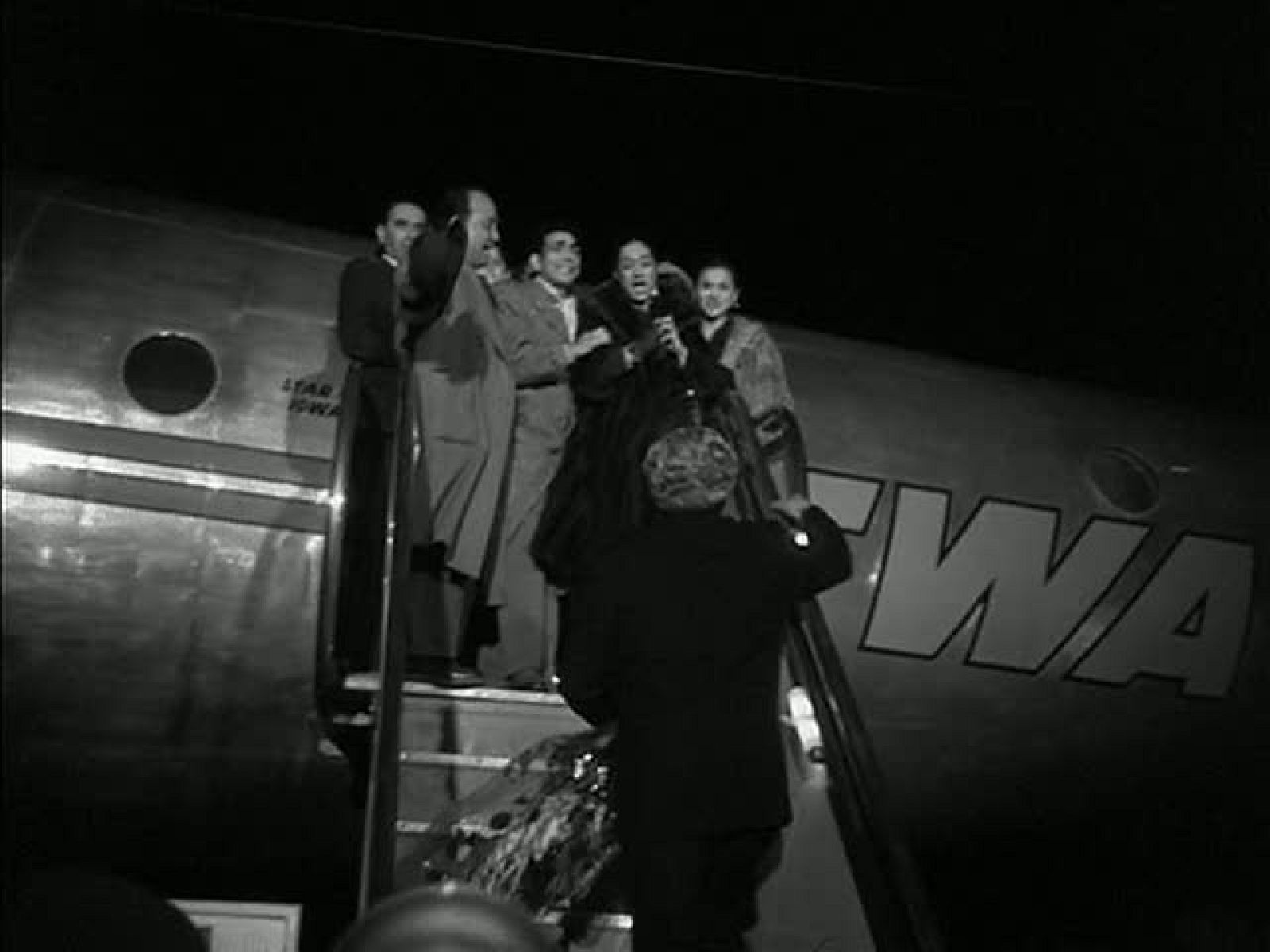 Imágenes de Nodo de Lola llegando convertida en toda una estrella después del contrato millonario firmado con Cesáreo González, que la llevó por toda Latinoamérica a actuar y hacer 10 películas en México