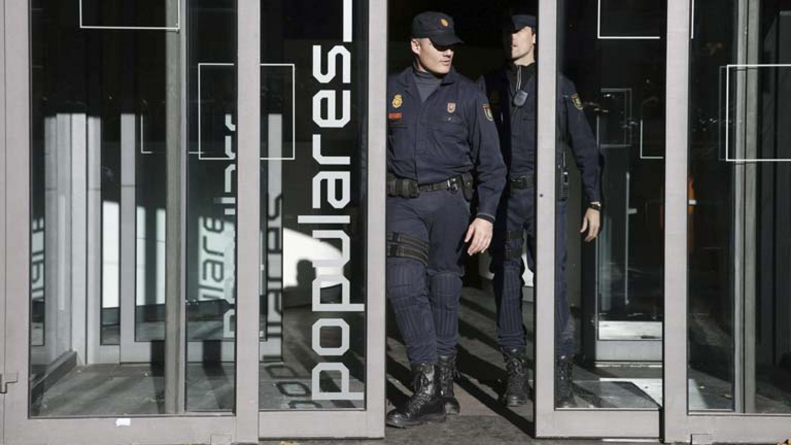 La policía recoge documentos relacionados con la reforma de la sede del PP y con Bárcenas