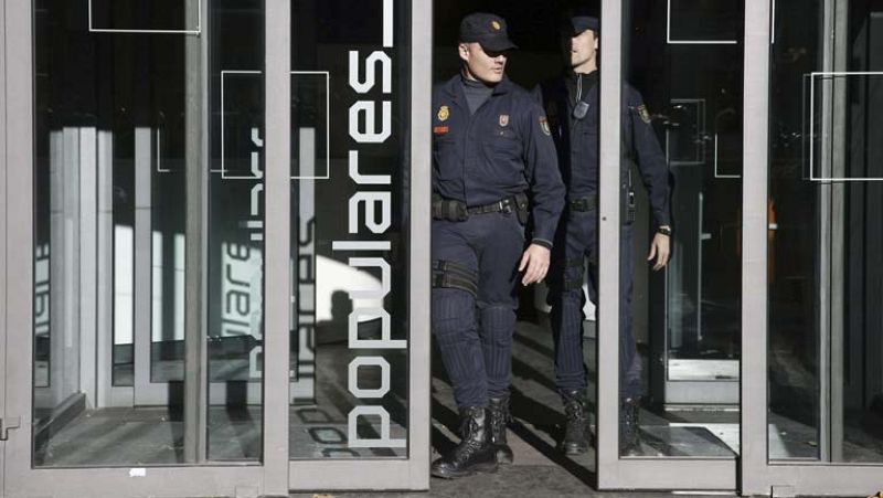La policía recoge documentos relacionados con la reforma de la sede del PP y con Bárcenas