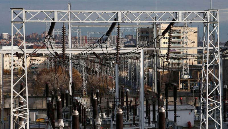 Las eléctricas piden "transparencia" al regulador ante las "graves" alusiones de Soria por la subasta | Ver