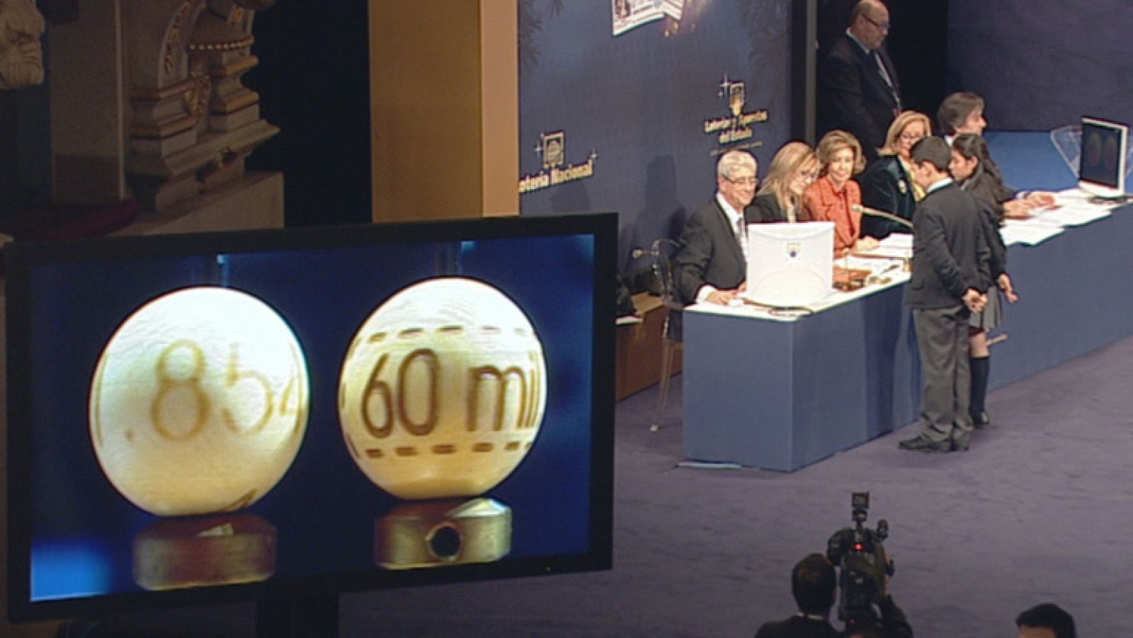 Vídeo del tercer quinto premio, el 81.854, repartido por toda España